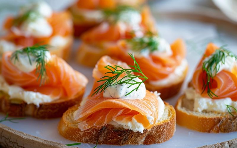 Canapés de pan rústico con salmón ahumado & rábano picante